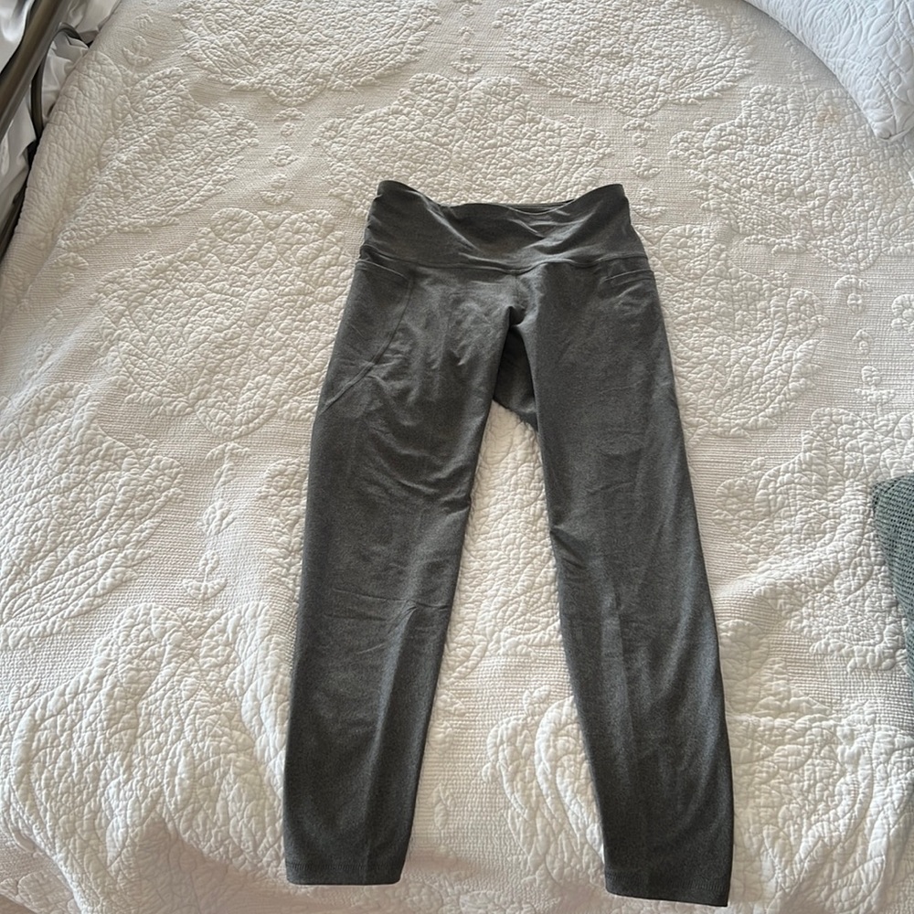Old Navy active wear leggings. Size medium